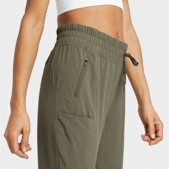 Women's Tapered Stretch Woven Mid-Rise
Pants All In Motion Green NWT S, M - Picture 6 of 15